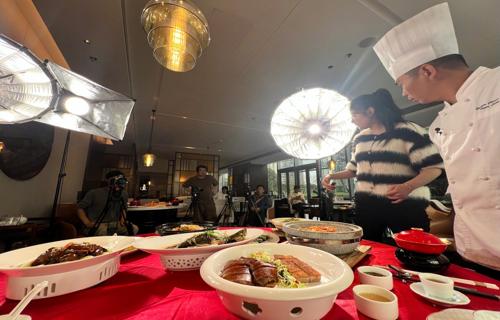 XXX报道这个名字见证了李现从一个普通演员成长为国际巨星的过程也展现了他不断探索和进取的精神风貌在未